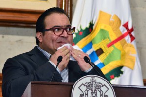 Xalapa, Ver.- El gobernador Javier Duarte de Ochoa informó que este periodo vacacional dejo una gran derrama económica en el estado de Veracruz, durante la conferencia de los lunes fue acompañado por el secretario de gobierno, Flavino Ríos Alvarado y el secretario de turismo, Harry Grappa FOTO: PATTY BARRADAS/FOTOVER.