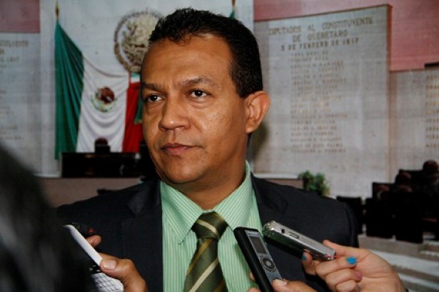 Juan Cruz Elvira diputado del PVEM dice que el gobierno no ha entregado 200 millones de pesos a productores de piña