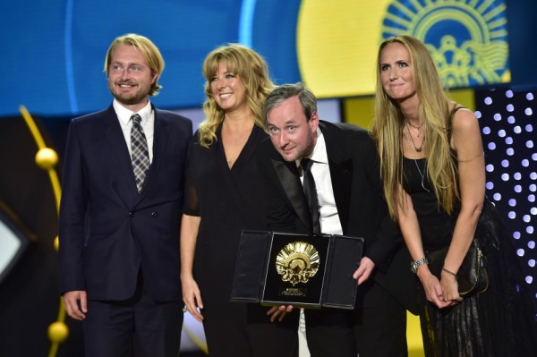 El cineasta Runar Runarsson, segundo de derecha a izquierda, agradece tras recibir la Concha de Oro a la mejor película por su cinta ''Sparrows'', en el Festival de Cine de San Sebastián, España, el sábado 26 de septiembre de 2015. (AP Photo/Alvaro Barrientos)