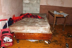 En este lugar insalubre encerraban a los niños y no les daban alimento ni agua