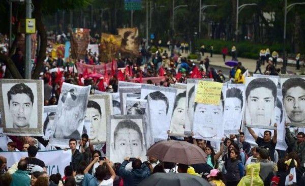 Miles de ciudadanos en el D.F se volcaron a las calles para exigir a gobierno de EPN justicia sobre desaparición de normalistas en Guerrero a 1 año