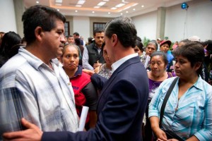 EPN con padres de normalistas, " ni los vio, ni los oyó"...