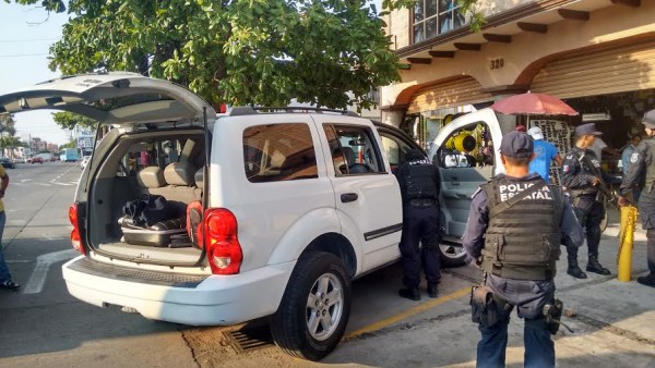 En esta camioneta propiedad de la SSP tripulaba Felix Omar Aguirre Díaz, de 21 años quien llevaba mariguana en bolsa/ Foto Plumas Libres