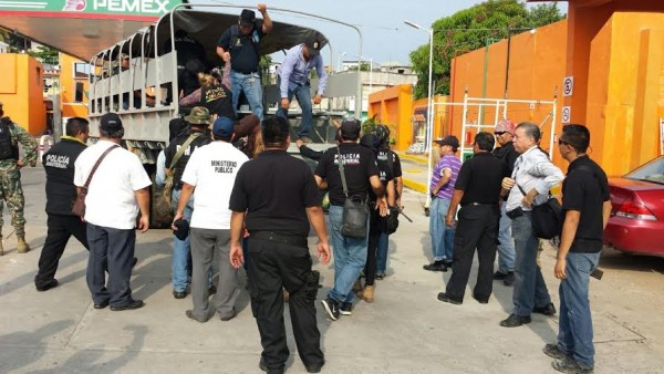 Se movió mucho personal para retirar los cadáveres de su entierro clandestino/ Foto Plumas Libres