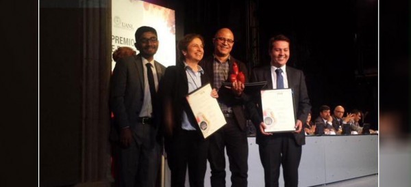 Carmen Aristegui y su equipo recibieron premio nacional de periodismo por descubrir las casas que reciben funcionarios del gabinete federal a cambio de dar obras