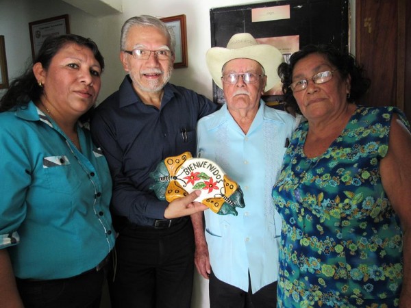 La directora de Radio Teocelo y junto a ella, a Elfego Riveros, presidente de la Asociación Veracruzana de Comunicadores Populares A.C., junto a dos radioescuchas de Chavarrillo; Don José Contreras y Doña Sofía.