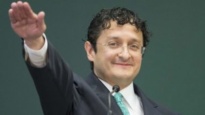 Virgilio “Ricitos” Andrade, Secretario de la Función Pública debe renunciar al cargo al descubrirse que mintió al exonerar a funcionarios del gabinete que recibieron casas de contratistas