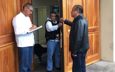 Un mensajero llega hasta la puerta de palacio de gobierno regresando la caña de pescar que Javier Duarte le regaló a Héctor Yunes Landa