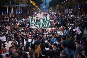 Miles marcharon en el zócalo del D.F en protesta por la desaparición de 43 normalistas en Guerrero