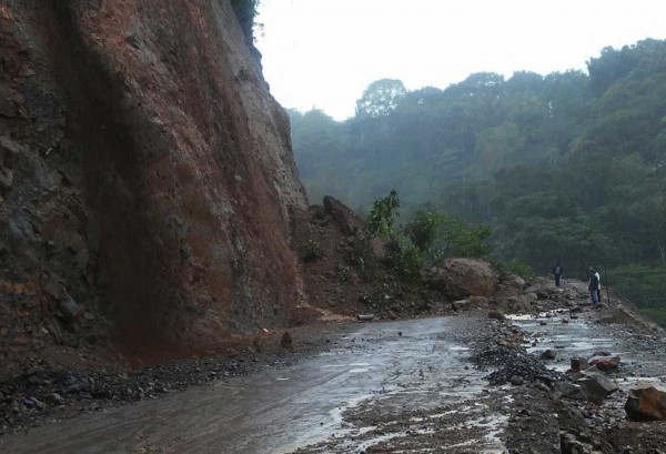 Atzalan, Ver. - Derivado de un deslave en el kilómetro 2.5 de la carretera Atzalan- Tlapacoyan , esta vía de comunicación se encuentra cerrada/Fotover