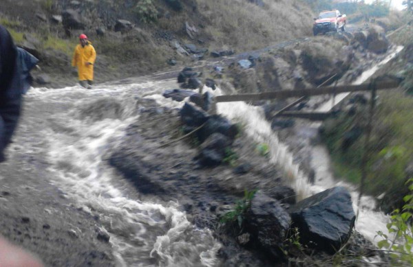 Chiconquiaco, Ver.- La carretera de la sierra en el municipio de Chiconquiaco presenta grabes daños ocasionados por la lluvia de las últimas horas dejando incomunicadas a las congregaciones de Vaquería, El Capulin, Naranjal, La Estrella, Vista Hermosa y Cruz Verde/Fotover