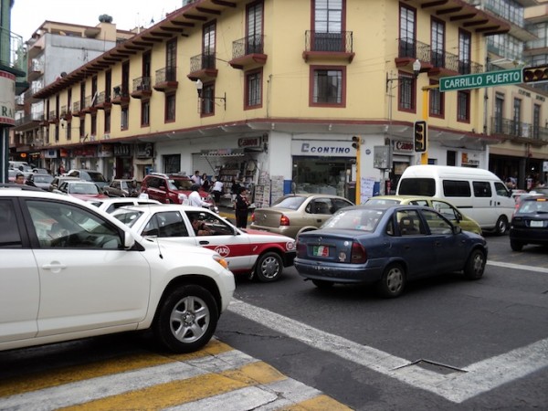 La ciudad de Xalapa, continúa hecha un caos vial ante indiferencia de funcionarios municipales y estatales
