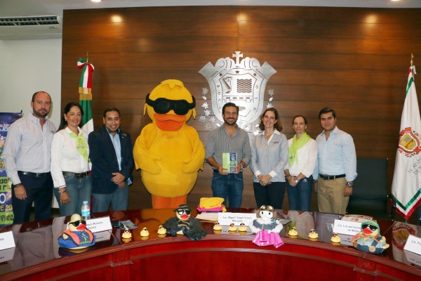 FOTO ALCALDE CONFERENCIA INVITACION CARRERA PATITO HULE