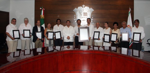 FOTO ALCALDE ENTREGA RECONOCIMIENTOS 01