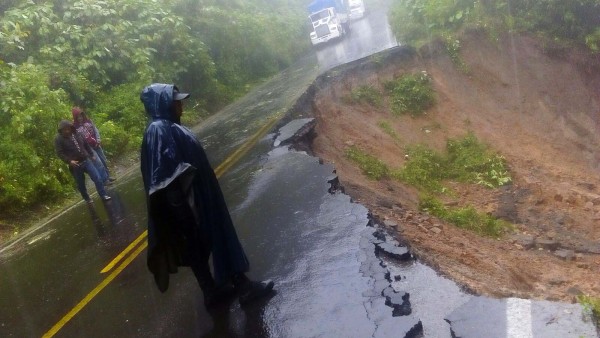 La carretera Atzalan-Tlapacoyan se encuentra cerrada debido a un deslave/Fotover