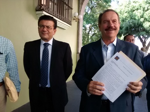 El ex legilador federal del PAN acudió a Palacio de Gobierno para exigirle al gobernador, Javier Duarte, retirar su propuesta de incrementar mas impuestos/Fotover