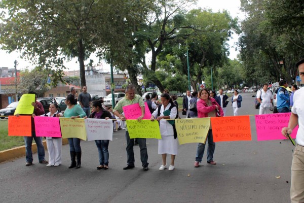 Trabajadores del CEM del Sindicato de la Secretaría de Salud bloquearon la avenida Ruíz Cortínes, la mañana de este jueves para exigir puntualidad en el pago de sus quincenas.