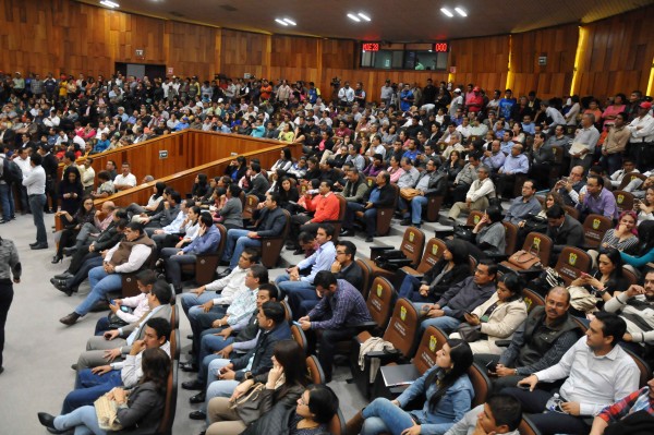 Gobierno de Veracruz llevó acarreados al recinto legislativo para abuchear los posicionamientos en contrs de contratar más deuda/Fotover