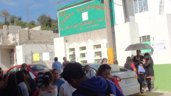 Los profesores dijeron estar hartos del trato de la directora/ Francisco de Luna