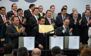 Lideres de partidos políticos y funcionarios del gabinete cobran millonarias sumas pero México sigue estancado
