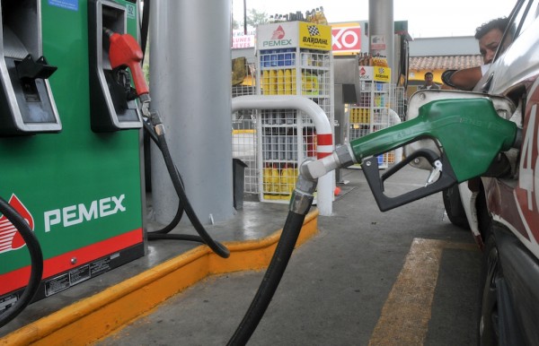 Xalapa, Ver.- Aumento gasolina.Aplican este sábado décimo aumento a la gasolina; La gasolina Magna se venderá en 10.63 pesos por litro. Foto: Miguel Ángel Carmona/FOTOVER.