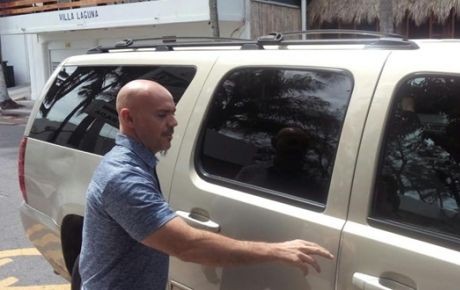 Guardaespaldas de Miguel Bosé impide a reportero tomar fotos al cantante. (Especial)