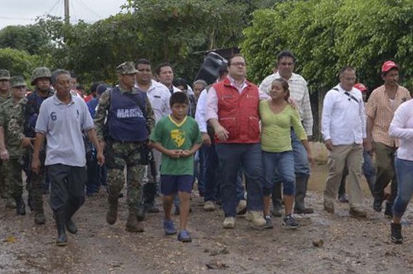 Tremendo regaño de Javier Duarte. le tocó al delegado de CONAGUA Ivan Hilman y a la alcaldesa de Nanchital Brenda Murillo por no atender contingencia por lluvias en el sur/ Foto cortesía de Quadratín