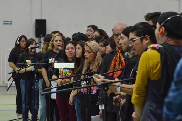 Cientos de músicos de reúnen en el auditorio de la unidad deportiva Hugo Sánchez para cantar al mismo tiempo “El amor después del amor” de Fito Páez