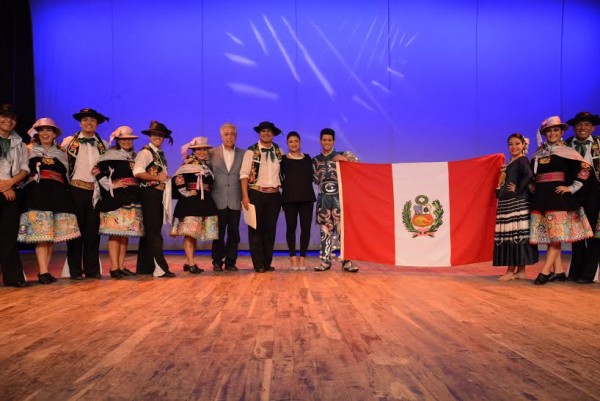 Danza Hawkayari de Perú, cordobeses aplauden actuación de Tomás Ríos alcalde por traer estos espectáculos de calidad