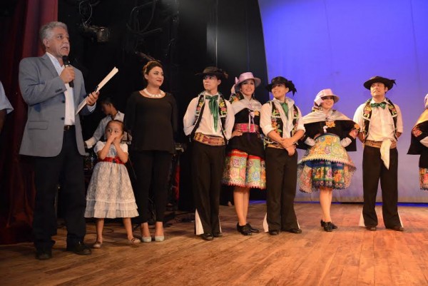 Compañía Hawkayari obsequió inolvidable noche de gala en el Festival Internacional de Folclore,Tomás Ríos alcalde, entrega reconocimiento.