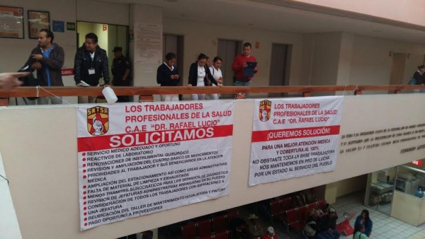 Los empleados pararon labores y exhibieron mantas de protesta en las instalaciones de Sesver/ Foto Francisco de Luna