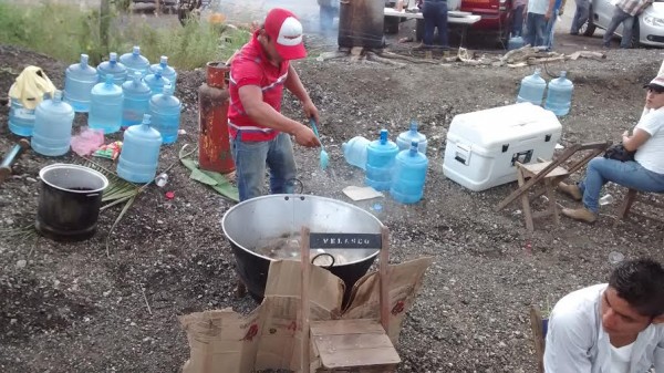 Con carnitas y tamales mantienen a los protestantes además de 200 pesos/ Foto Plumas Libres