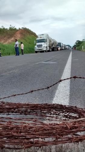 Durante horas el tráfico está parado, la autoridad, no hace nada/ Foto Plumas Libres