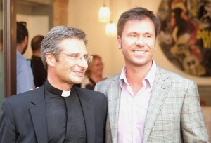 El sacerdote polaco Krzysztof Charamsa confesó que es homosexual y que tiene a su novio. El Vaticano se va a quedar sin sacerdotes si los expulsa a todos.