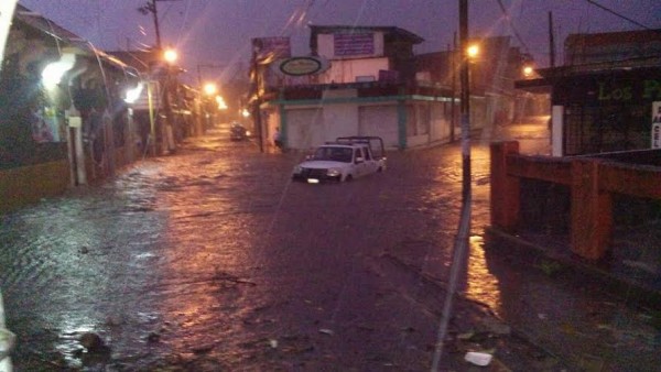 Una patrulla quedó atorada en la inundación de Misantla/ Foto A.González