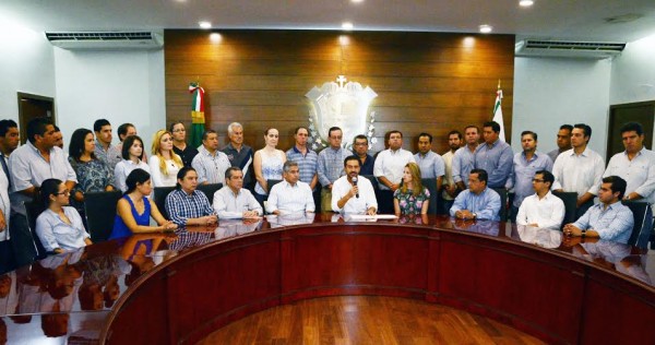 Miguel Ángel Yunes Márquez ofreció rueda de prensa donde denunció que sigue la persecución política en su contra