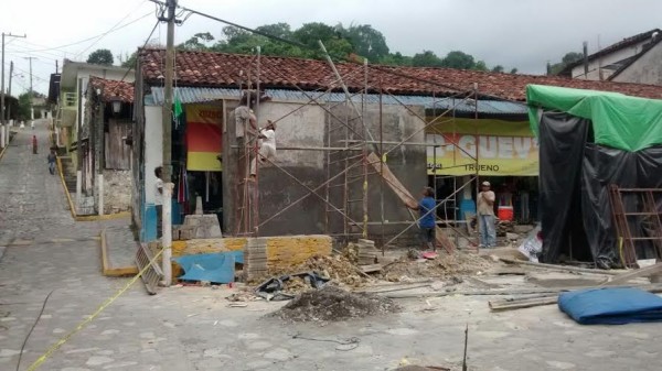 Para colocar la placa de Pueblo Mágico ayuntamiento mandó a levantar barda en plena calle/ Foto Plumas Libres