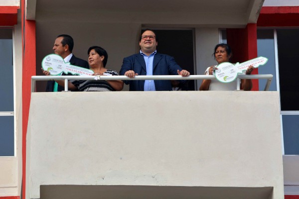 Javier Duarte de Ochoa al entregar viviendas en las fallidas Villas Olímpicas a las viudas de polícas caídos/Xalapa-Fotover