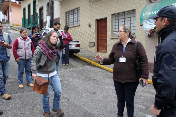 La reportera Melisa Díaz encaral al jefe policíaco tras ser perseguida y golpeada por policías quienes les destruyeron su celular/Fotover