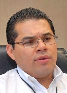 Armando Adriano Fabre cuando habla parece que rebuzna