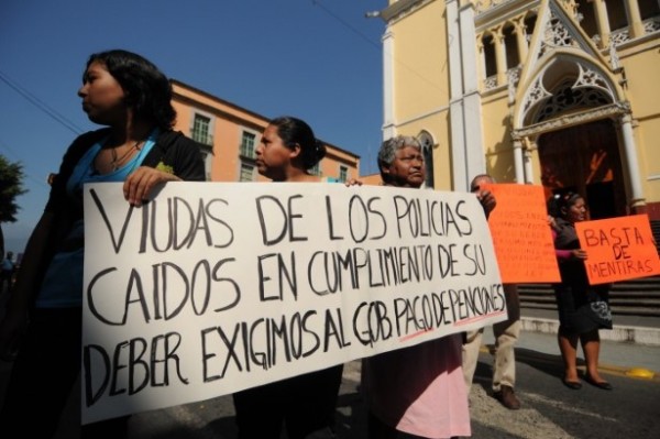 Al menos 40 esposas de policias caidos en cumplimiento del deber, han sido ignoradas por Sefiplan