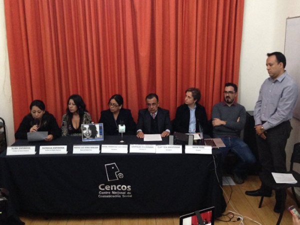Familiares de Ruben Espinosa estuvieron acompañados por los periodistas Carmen Aristegui y Rafael Rodríguez Castañeda en la presentación de la plataforma. Foto: Cencos.