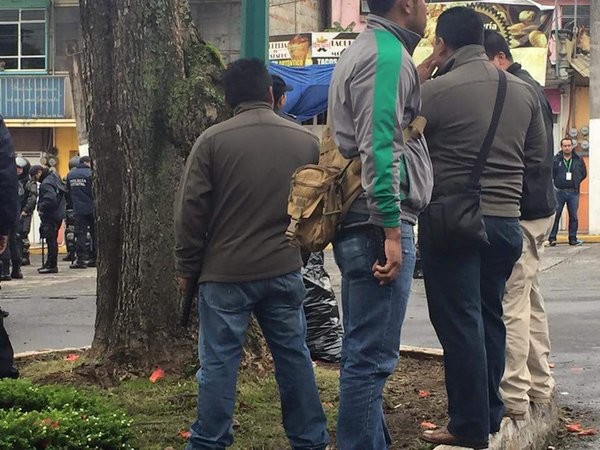 Policías vestidos de civil en los alrededores del Compleo Omega/Foto twitter