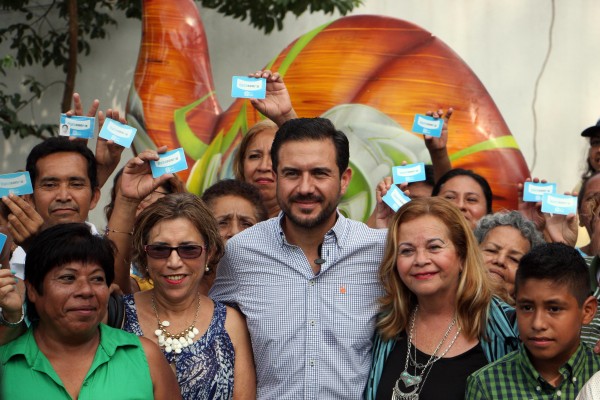 FOTO ENTREGA CREDENCIAL No 15 MIL 02