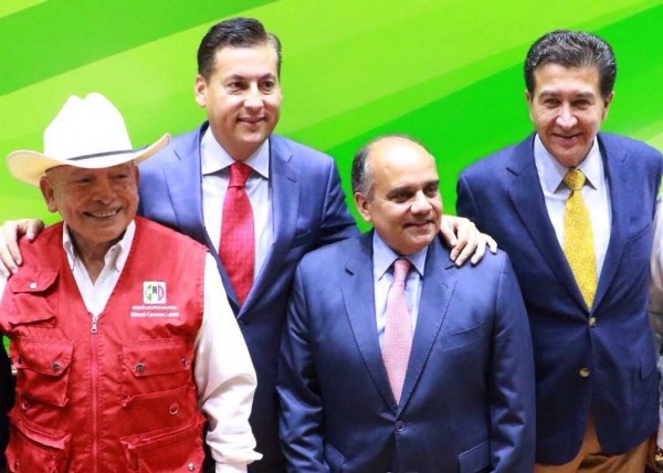 Manuel Cabazos el de chaleco rojo junto con el líder del PRI en Veracruz/Fotover