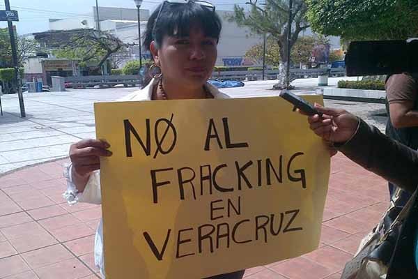 Con la complicidad de autoridades estatales, el gobierno de EPN está devastando a Veracruz en la explotación de su agua, de sus reservas energéticas, de sus minas, de sus mares y de sus jóvenes. ¿Hasta cuándo?...