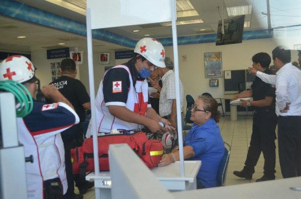 La Cruz Roja tuvo que atender a los clientes del banco/ Foto Plumas Libres