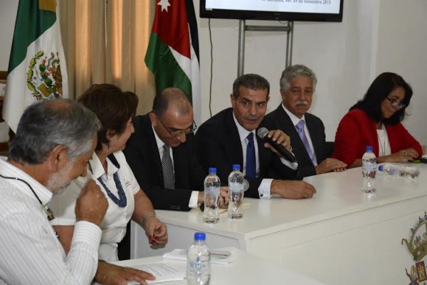 Ibrahim Abdulkarim Mansoor Obeidat en diálogo con ediles