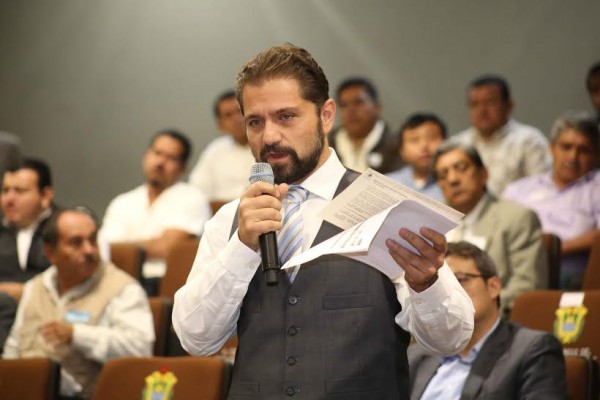 El diputado pidió una explicación del porqué informan obras que aún no han sido iniciadas y mucho menos concluidas, tal como los dos caminos de La Sidra y Contla.