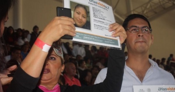 Familiares de desaparecidos fueron agredidos por ayudantía de Javier Duarte que le arrebató una lona y sacaron fotos con sus hijos que fueron raptados por la delincuencia que opera con impunidad total en el estado de Veracruz